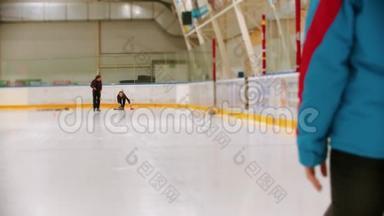冰壶训练-两个女人在冰场上进行冰壶训练